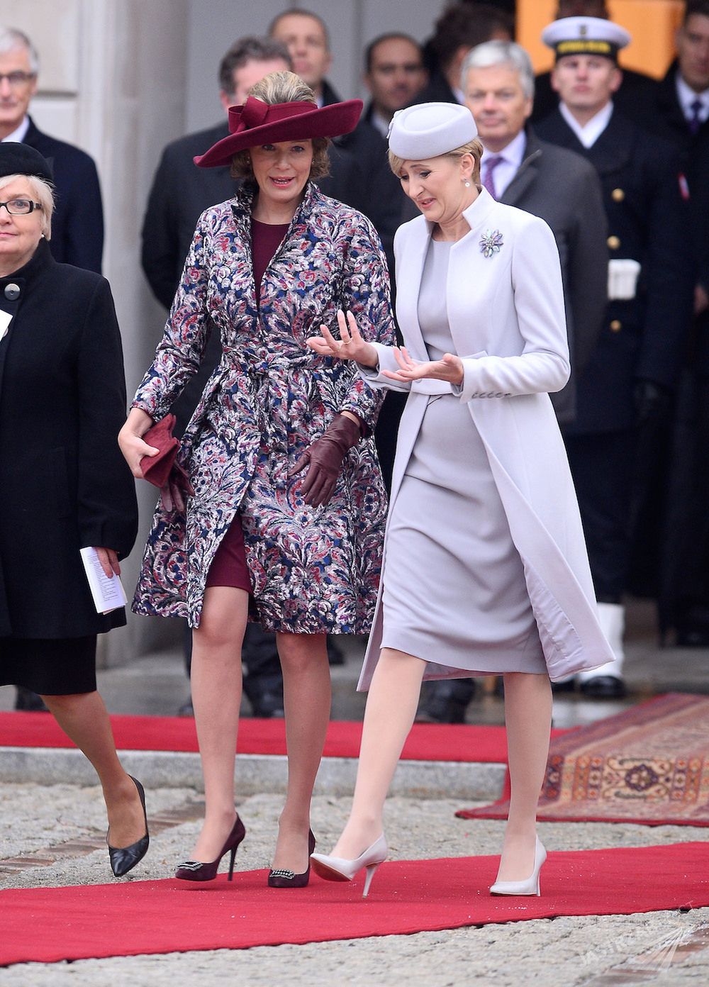 Królowa Matylda w bordowym kapeluszu, Agata Duda cała w szarościach i bieli