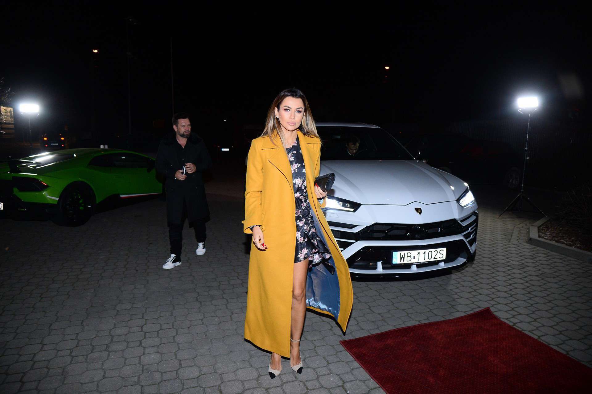 Natalia Siwiec w żółtym płaszczu na imprezie w salonie ekskluzywnych mebli