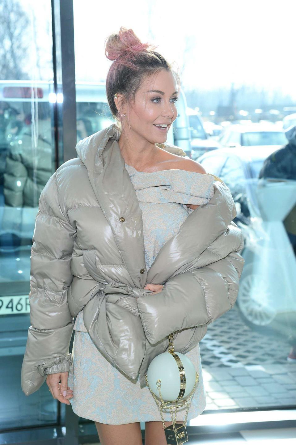 Małgorzata Rozenek w mini i puchowej kurtce na ramówce TVN, wiosna 2019