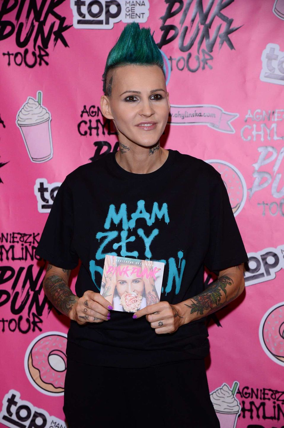 Agnieszka Chylińska z płytą Pink Punk