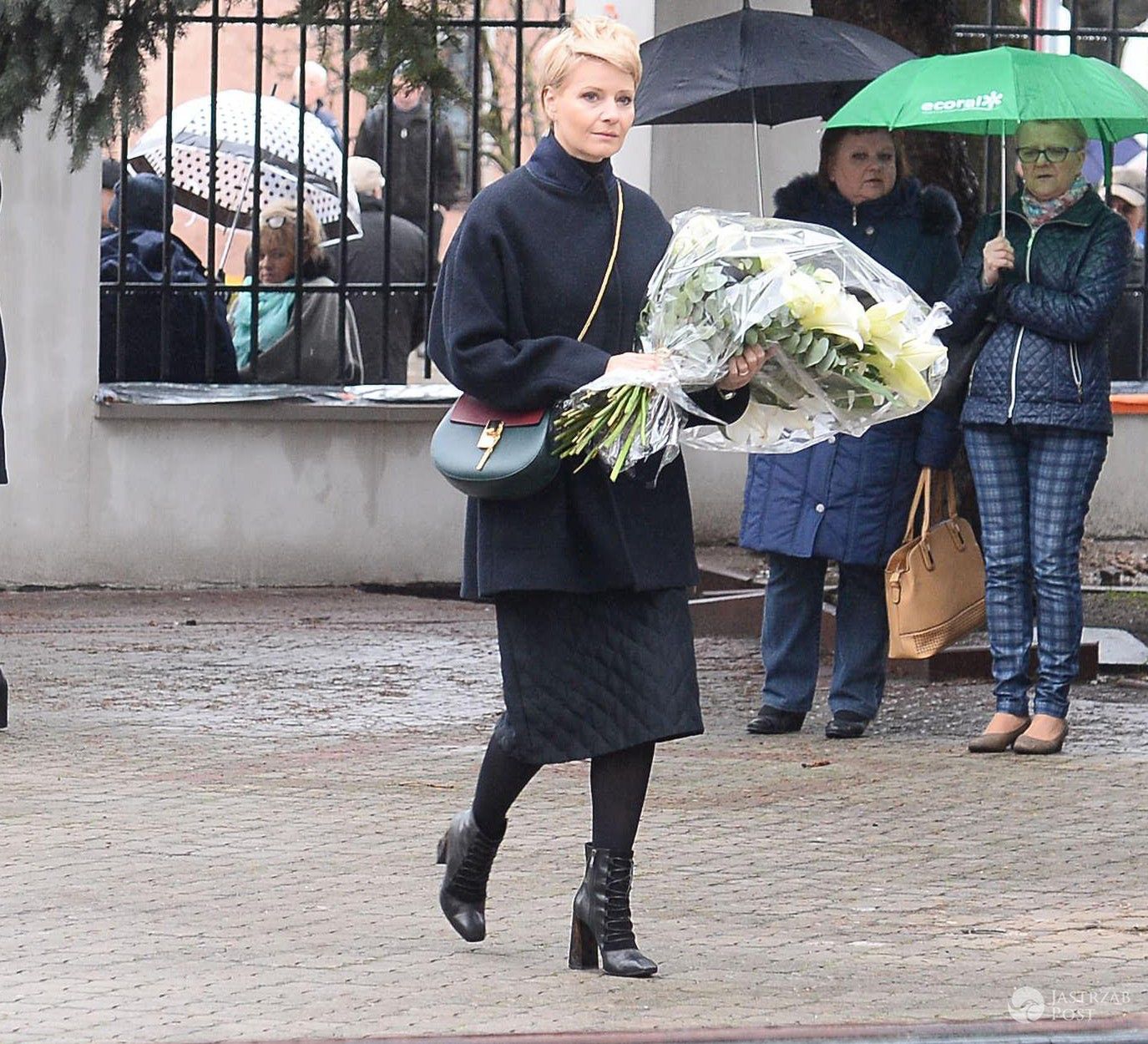 Pogrzeb Witolda Pyrkosza - Małgorzata Kożuchowska z białymi kwiatami