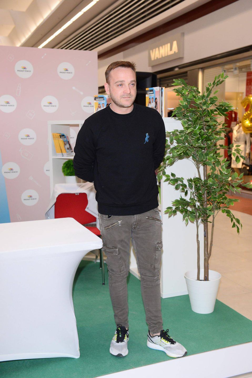 Mateusz Gessler na premierze książki z okazji kampanii wizerunkowej Pasażu Tesco