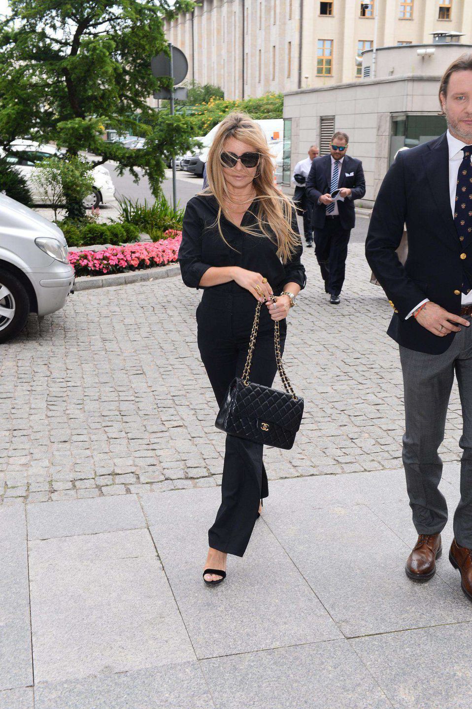 Małgorzata Rozenek w skromnej stylizacji wspiera Radosława Majdana