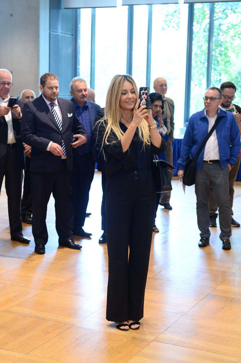 Małgorzata Rozenek w skromnej stylizacji wspiera Radosława Majdana