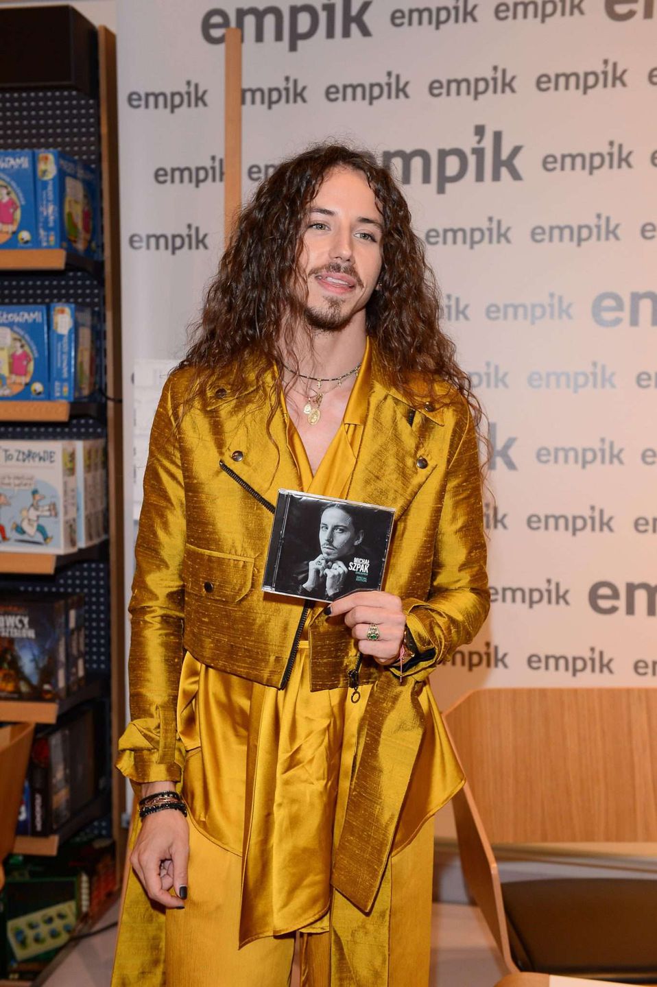 Michał Szpak w złotej stylizacji promuje płytę Dreamer