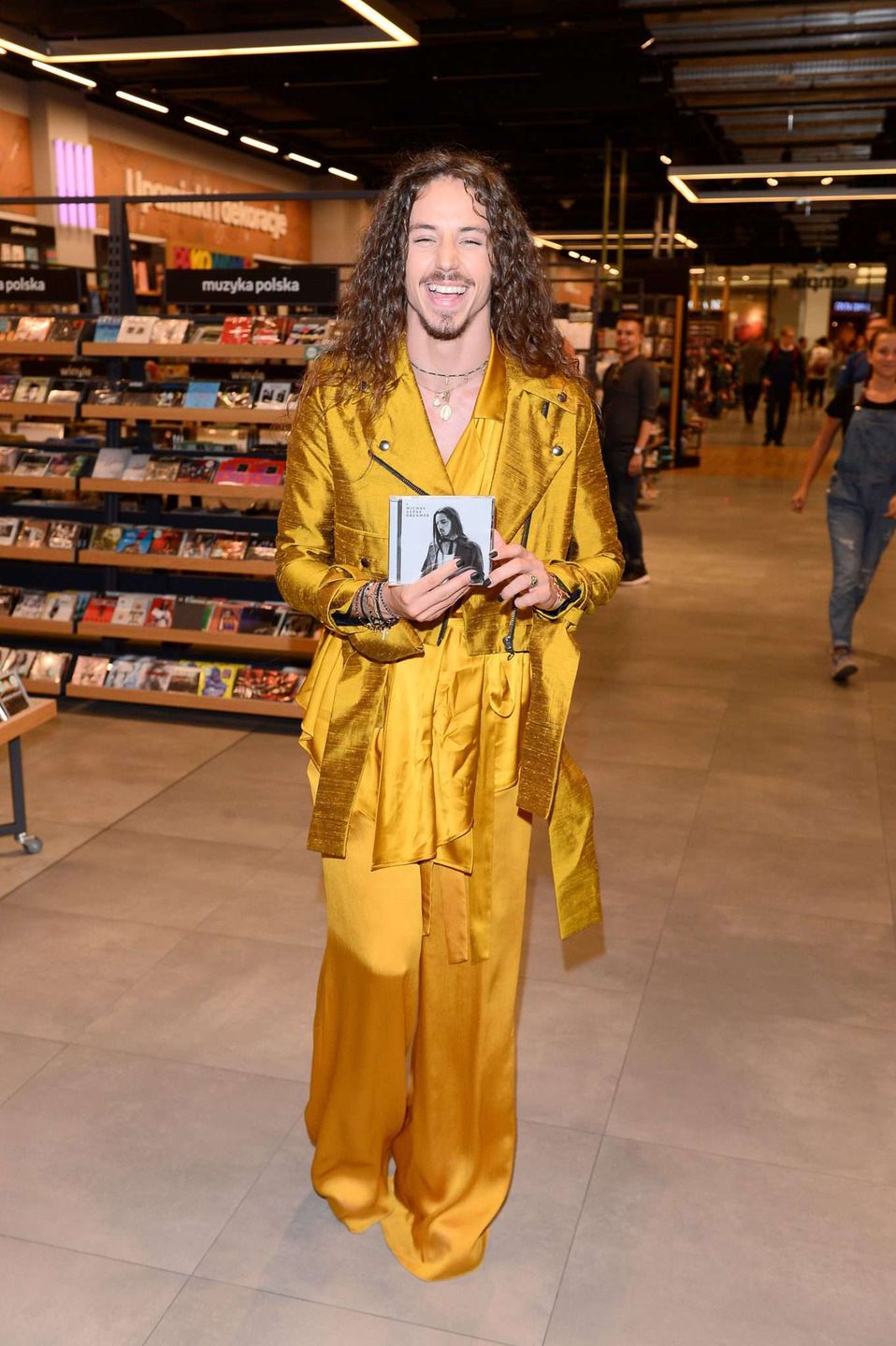 Michał Szpak w złotej stylizacji promuje płytę Dreamer