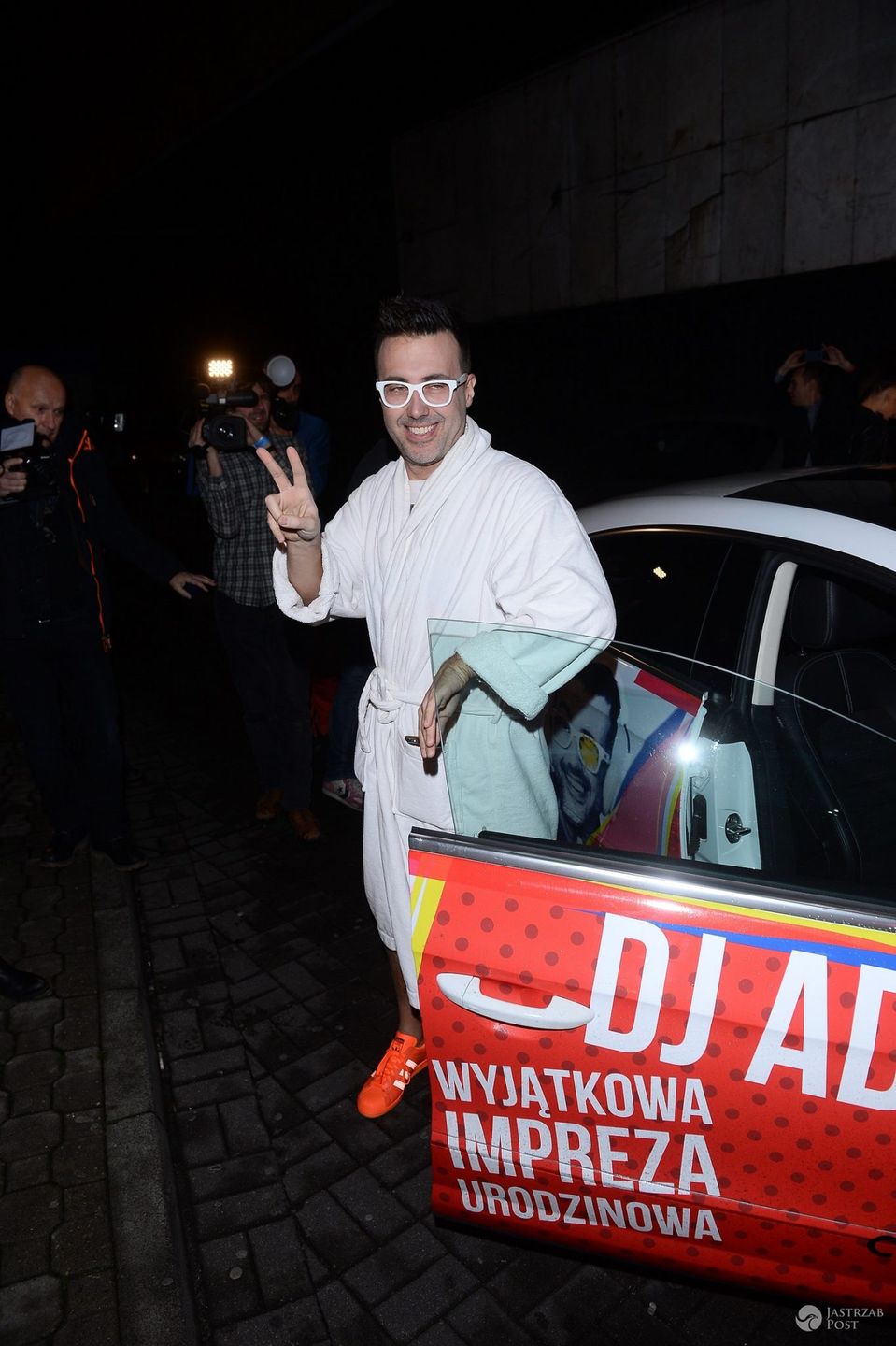 DJ Adamus w szlafroku na swoich 40. urodzinach