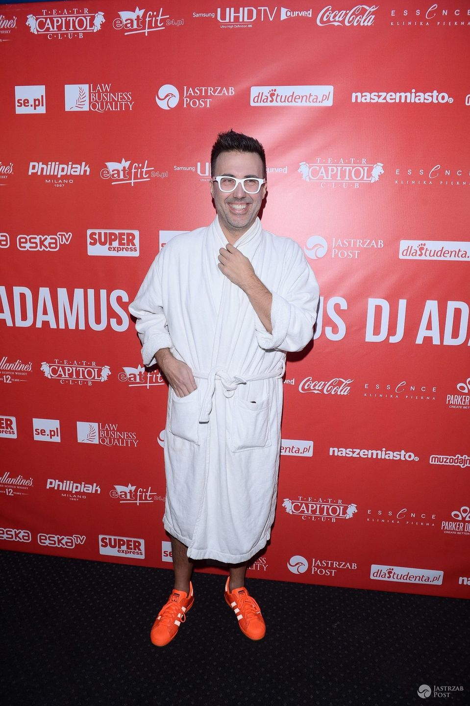 DJ Adamus w szlafroku na swoich 40. urodzinach