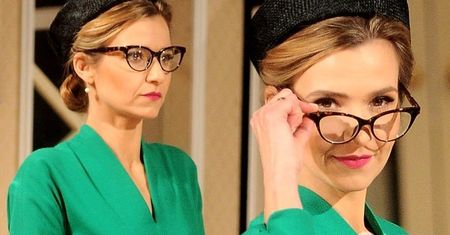 Okulary w stylu retro, toczek, nobliwy koczek - Joanna Koroniewska zmienia styl? Nie, to tylko...