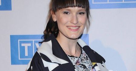 Bovska w intrygującym płaszczu na konferencji prasowej festiwalu w Opolu 2016. Postawiła na polską markę