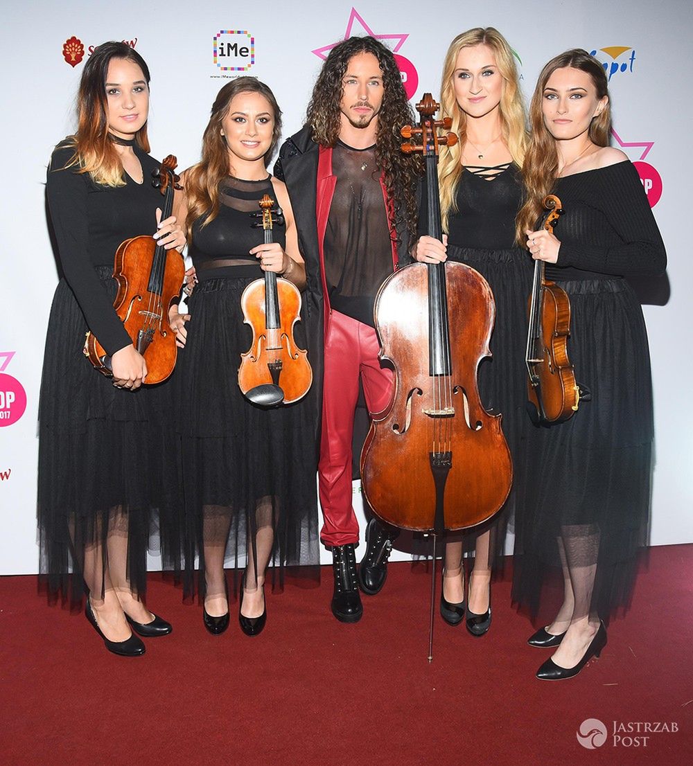 Michał Szpak ze skrzypaczkami na festiwalu w Sopocie 2017