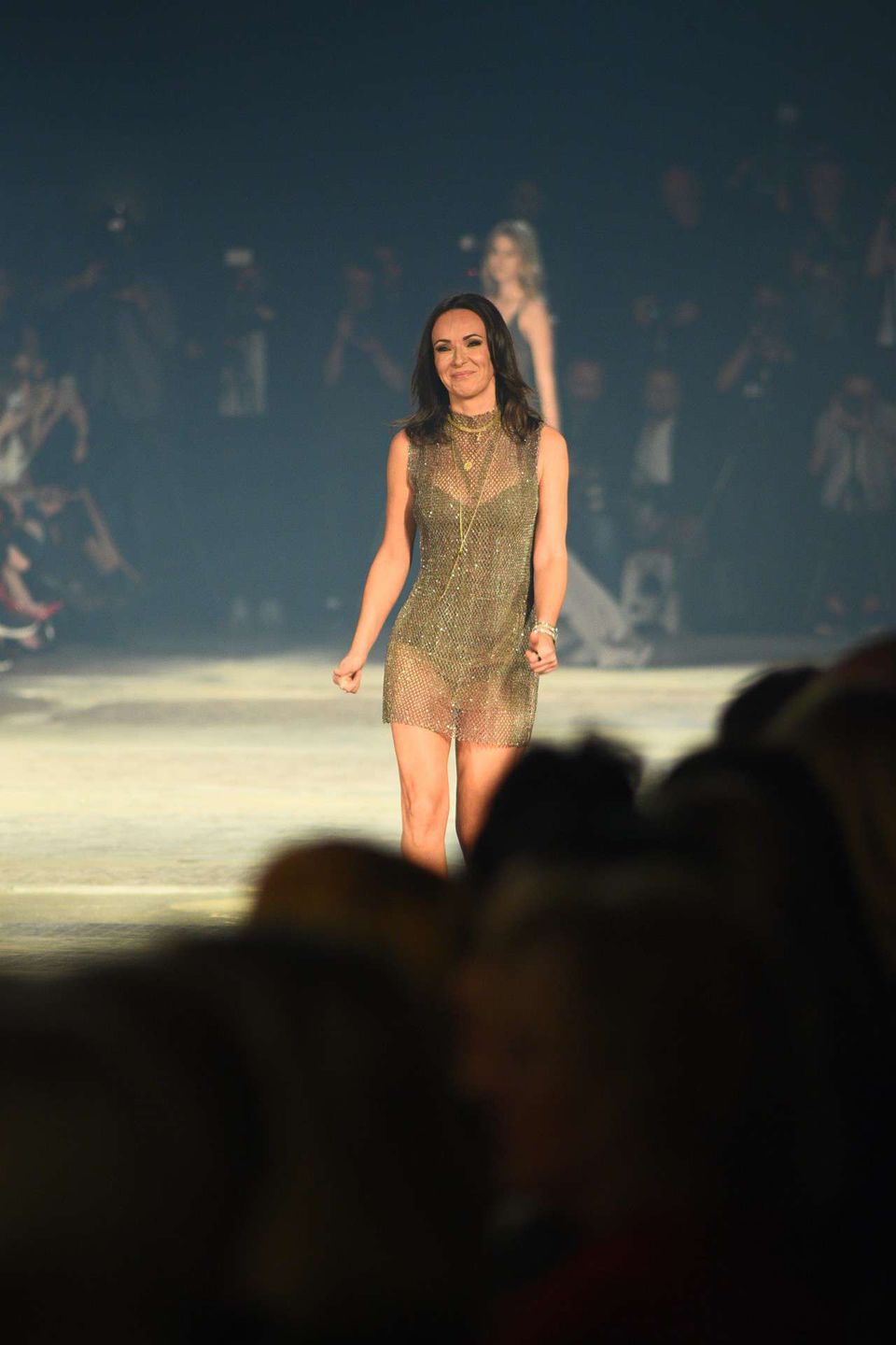 Kasia Kowalska w roli modelki na pokazie Macieja Zienia
