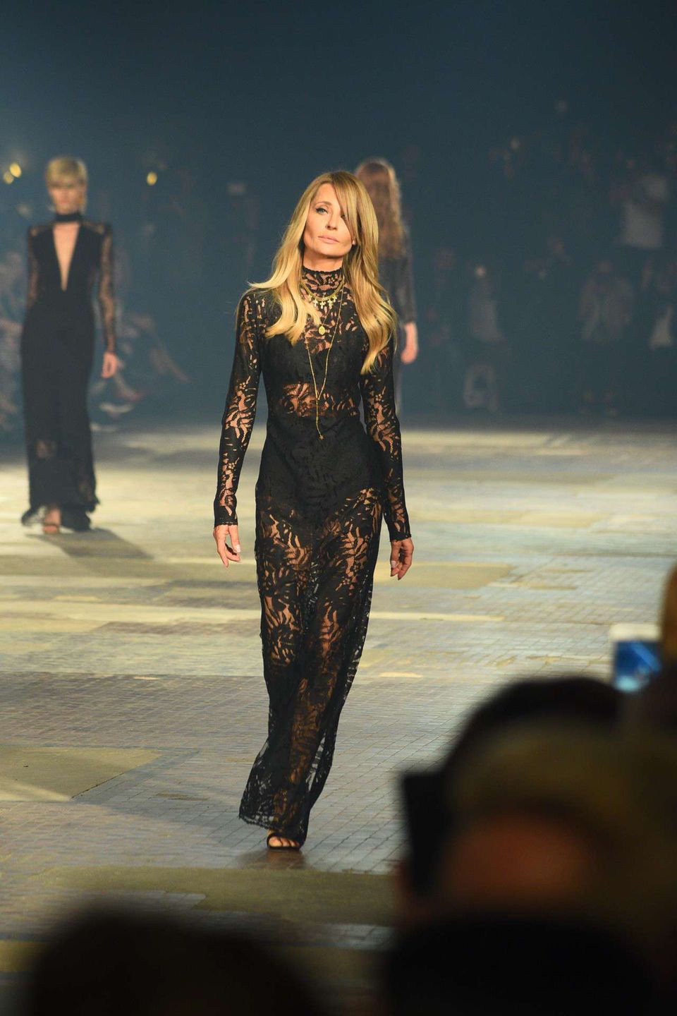 Aneta Kręglicka w roli modelki na pokazie Macieja Zienia