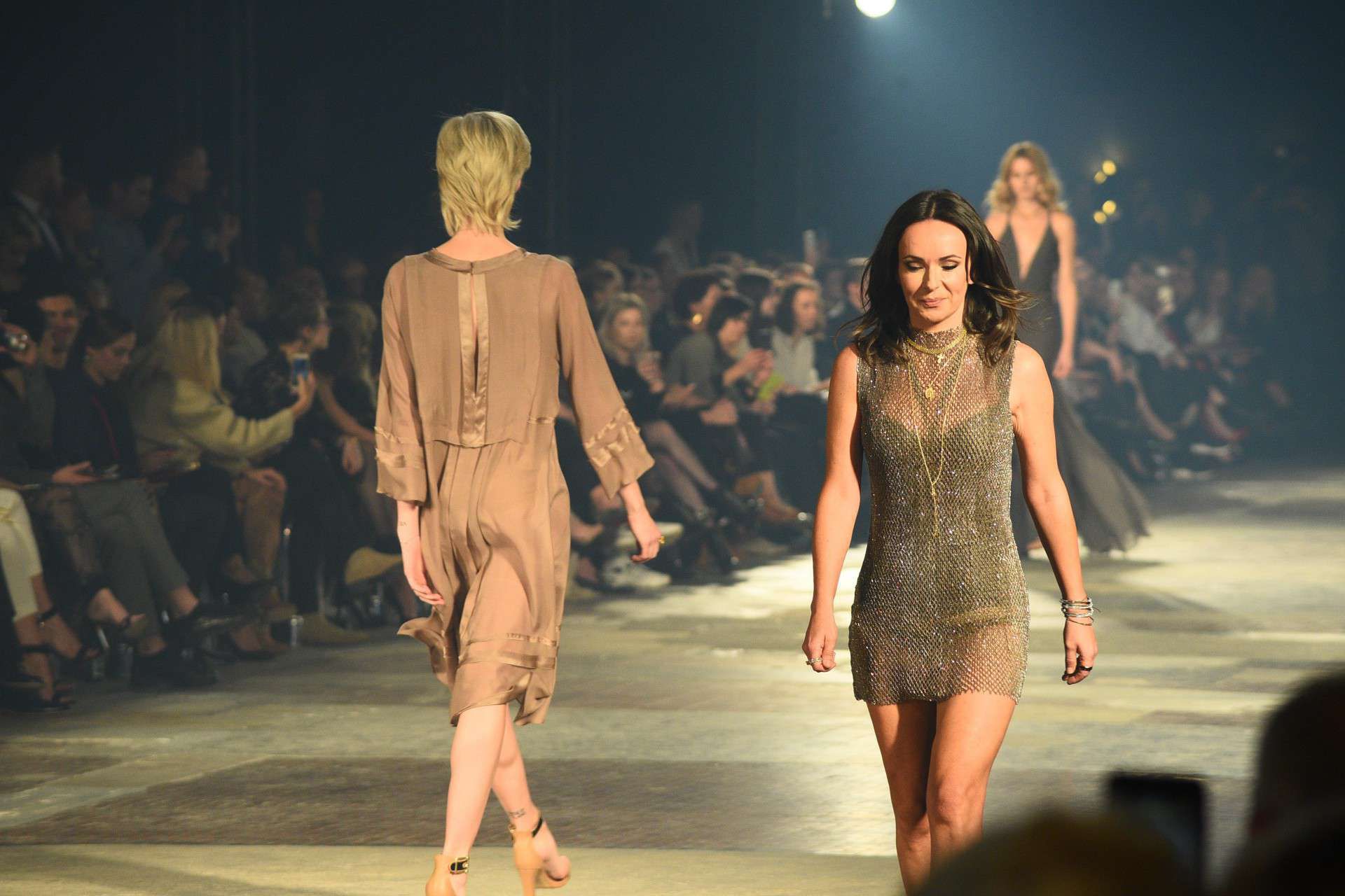 Kasia Kowalska w roli modelki na pokazie Macieja Zienia