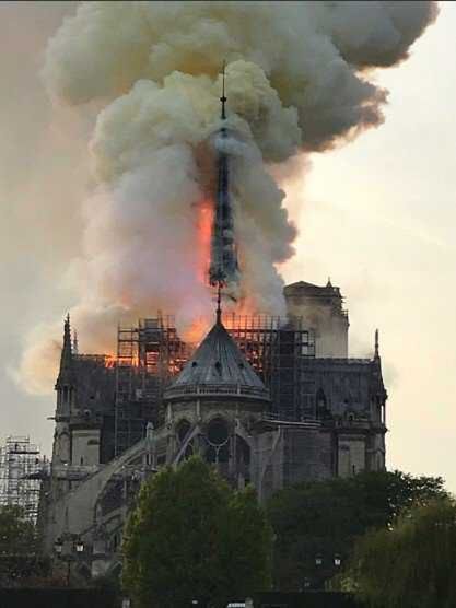 Katedra Notre Dame w ogniu
