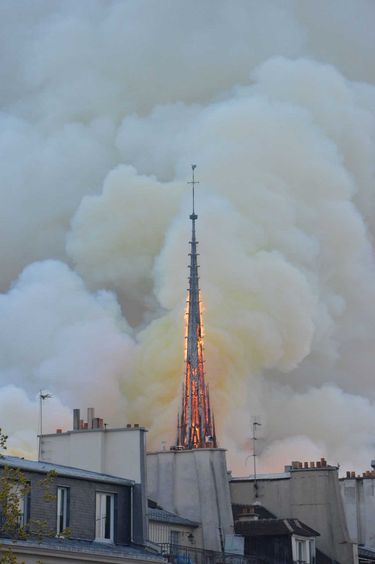 Kłęby dymu nad katedrą Notre Dame