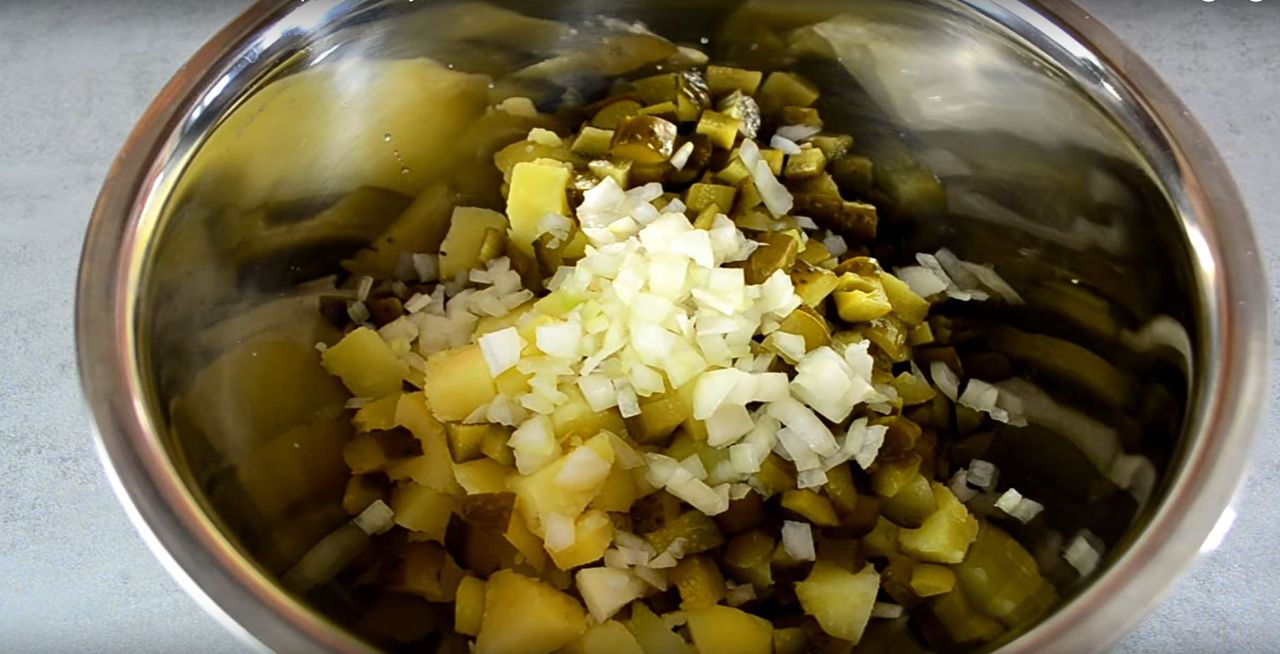 Przygotowanie sałatki - Pyszności; Foto kadr z materiału na kanale YouTube SmakowiteDania