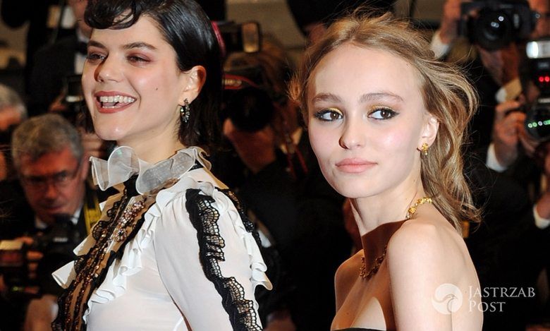 Soko (kreacja: Giambattista Valli) i Lily-Rose Depp (kreacja: Chanel), premiera filmu "La Danseuse", festiwal w Cannes 2016 (fot. ONS)