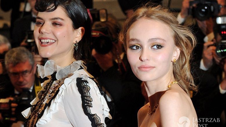 Soko (kreacja: Giambattista Valli) i Lily-Rose Depp (kreacja: Chanel), premiera filmu "La Danseuse", festiwal w Cannes 2016 (fot. ONS)