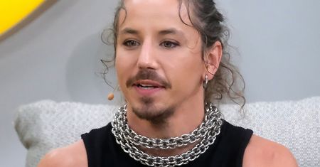 Michał Szpak w objęciach pięknej kobiety. Ręka tu, ręka tam. Kim jest jego towarzyszka?