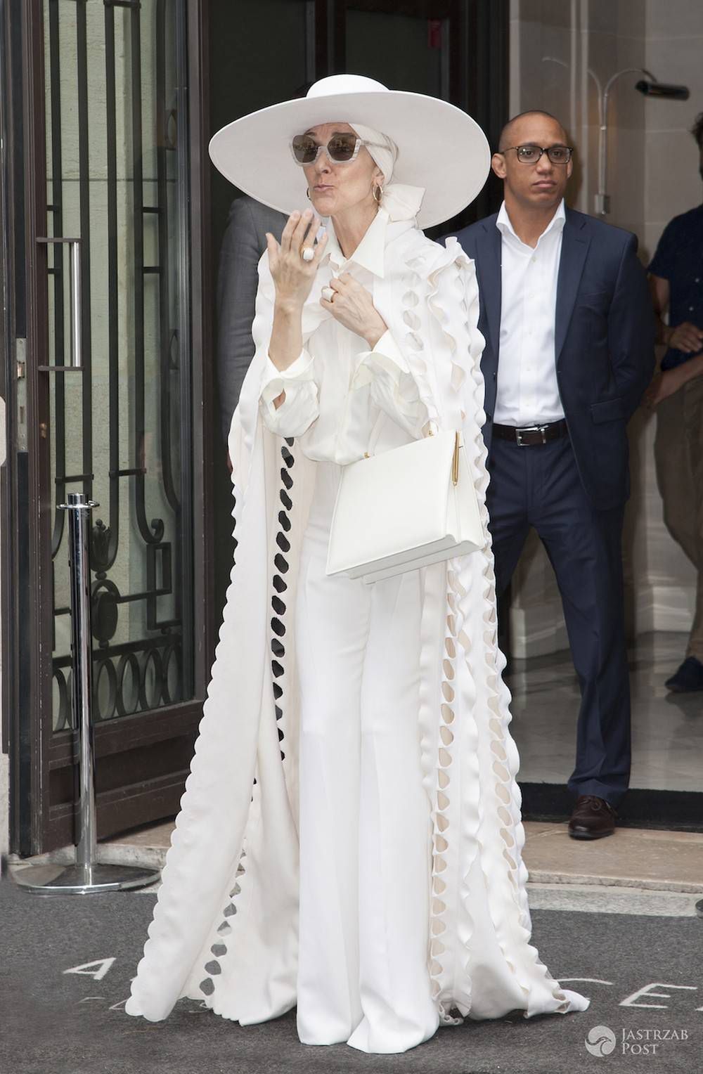 Celine Dione w białej stylizacji