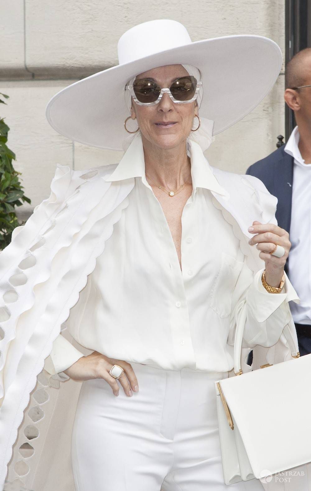 Celine Dion z białym kapeluszem