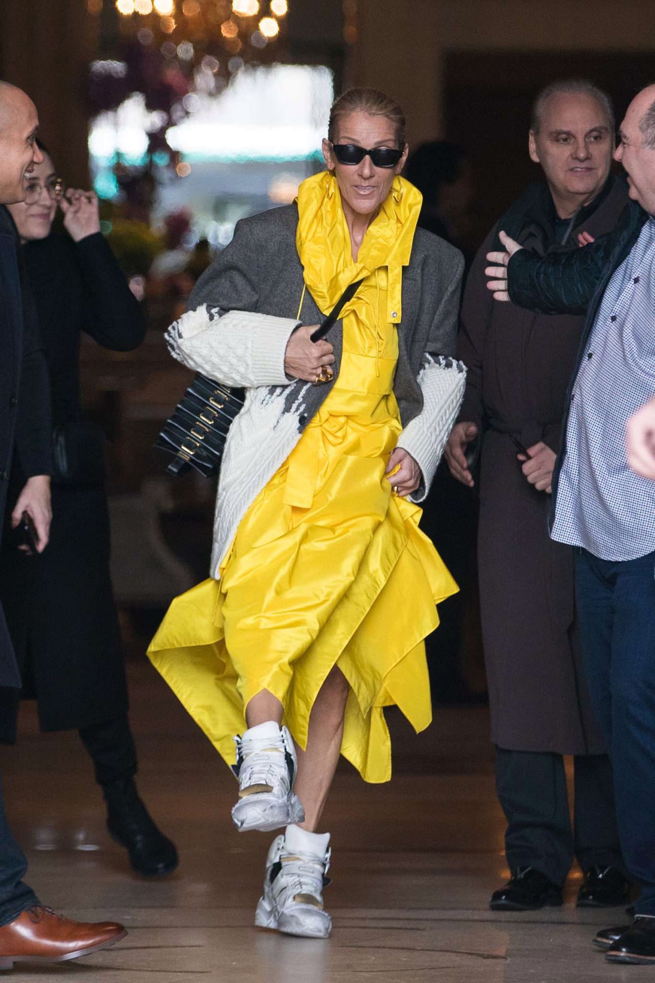 Celine Dion w żółtej kreacji w Paryżu