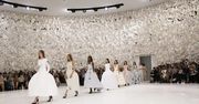 Dior nie zatrudnił ciężarnej modelki, ale pobił rekord. Ten pokaz to dzieło sztuki
