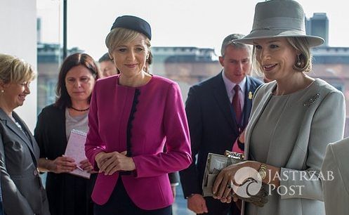 Agata Duda w fuksjowo-granatowym zestawie Modesta pojawiła się podczas jednego ze spotkań wizyty królowej Belgii w Polsce fot. Prezydent.pl