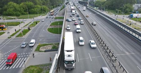 9-kilometrowy korek na S8 po zderzeniu ciężarówki z samochodem osobowym.