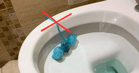 Wieszasz kostkę do WC w ten sposób? No to nie dziw się, że muszla zarasta kamieniem
