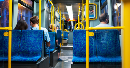 W żadnym autobusie nie uświadczysz pasów bezpieczeństwa. Powód jest oczywisty