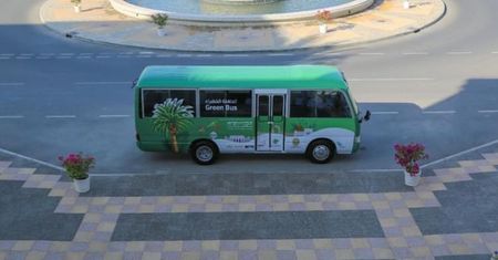 Autobus, który jest napędzany biodieslem wytwarzanym z ziaren daktyli kursuje w Maskacie.