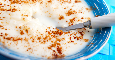Posyp jogurt popularną przyprawą. Wymiata cholesterol z tętnic i pomaga schudnąć