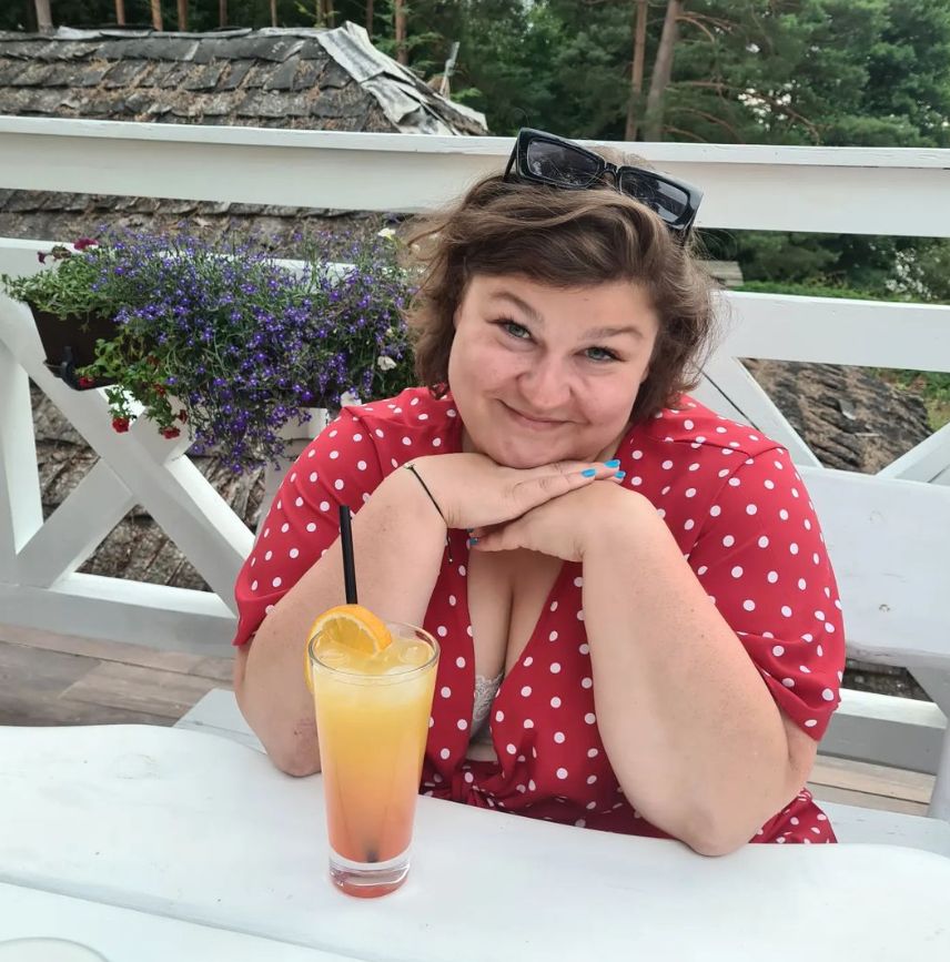 Dominika Gwit pozuje w sukience w kropki