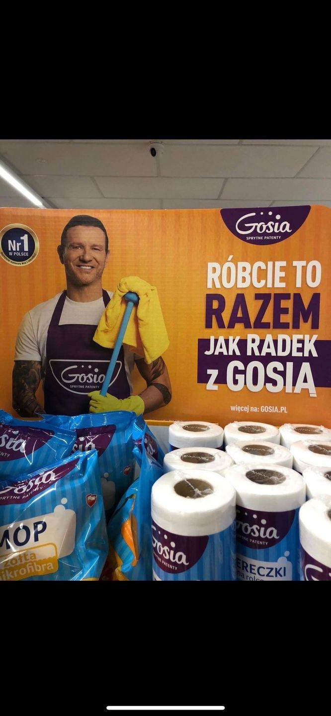 Radek Majdan reklamuje szmatki i mopy Gosi (fot. Jastrząb Post)