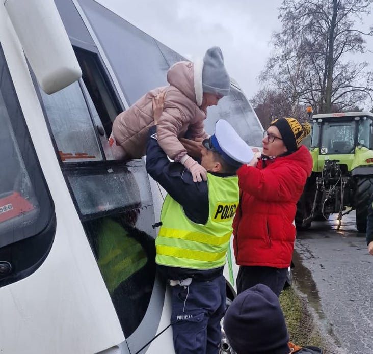 Skandaliczne zachowanie matki w Chodzieży: Dziecko zamknięte w bagażniku