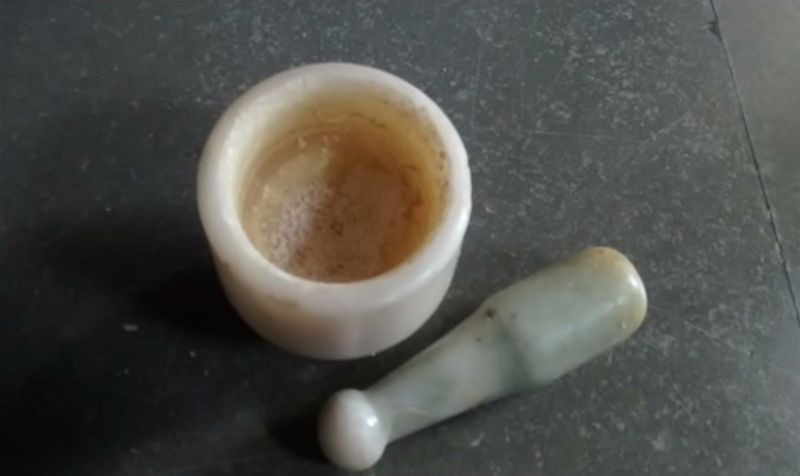 Prawdziwy ryż po potraktowaniu go czymś ciężkim, zamieni się w drobny proszek. Plastikowy ryż tego nie zrobi i do tego wytworzy żółtawe zabarwienie.