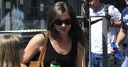 Karolina Gorczyca odpoczywa nad polskim morzem. Ma na sobie długą spódnicę z dresu bardzo popularnej polskiej marki