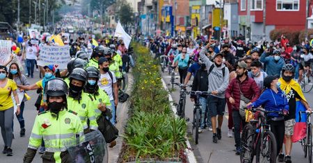 Kolumbia: Koktajle Mołotowa i gaz łzawiący lecą, gdy studenci ścierają się z policją podczas protestu w Bogocie