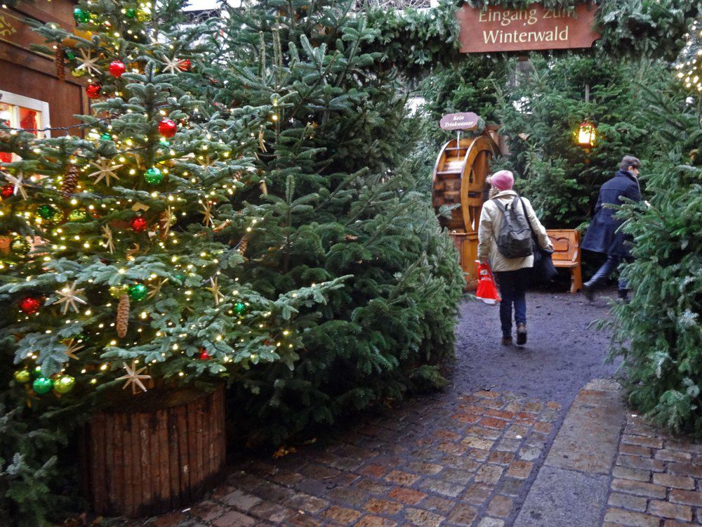 Niemcy: Jarmark bożonarodzeniowy w Hamburgu otwarty. Stoiska z jedzeniem niedostępne dla niezaszczepionych gości.