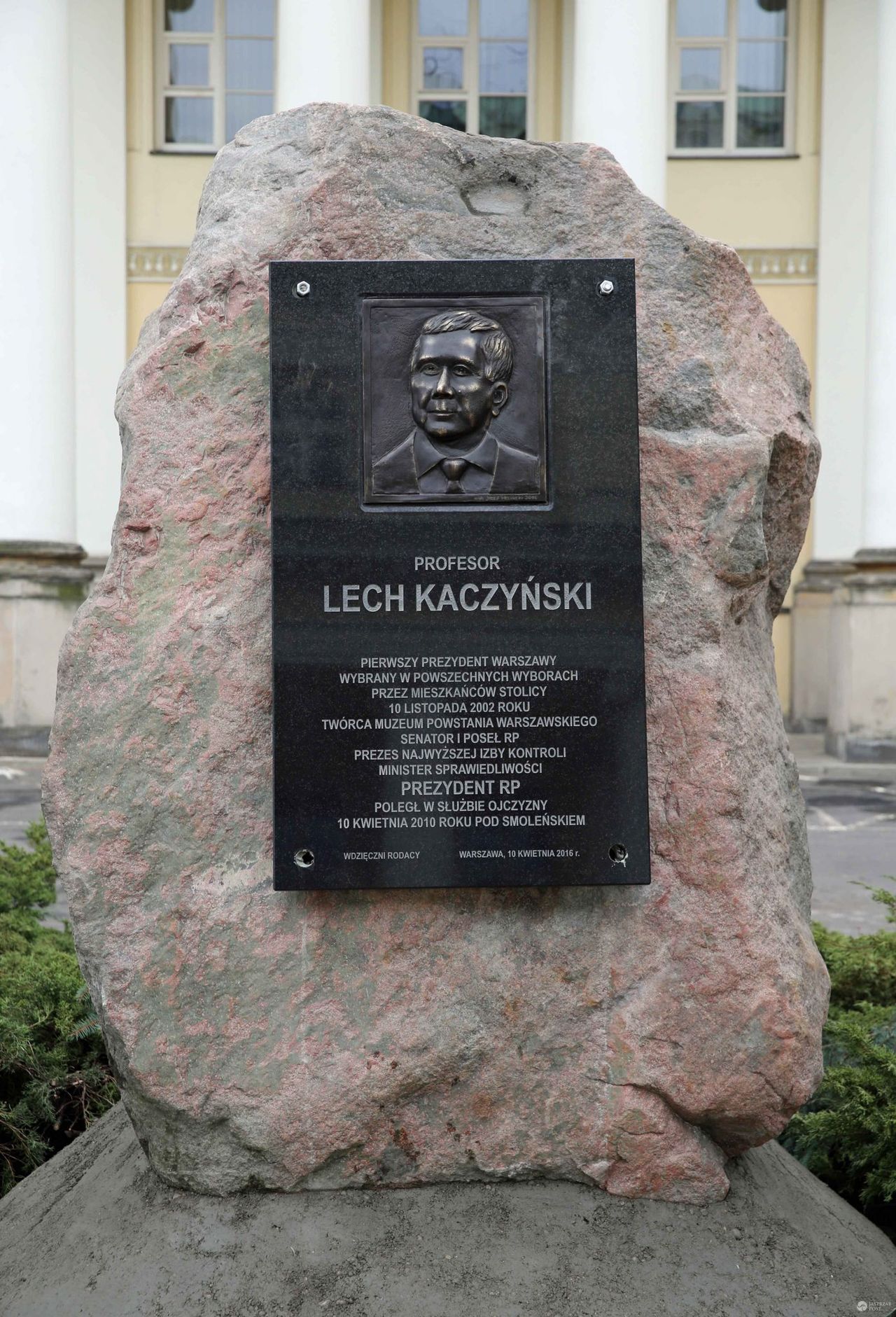 Pomnik Lecha Kaczyńskiego przed warszawskim ratuszem