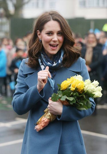Księżna Kate w niebieskim płaszczu, w trzeciej ciąży