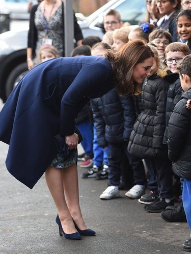 Księżna Kate w ciąży w granatowym płaszczu