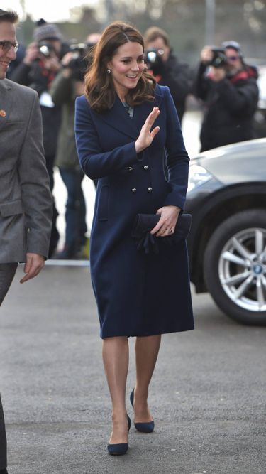 Księżna Kate w ciąży w granatowym płaszczu