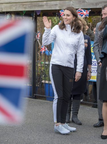 Księżna Kate z ciążowym brzuszkiem w Bond Primary School