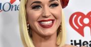 Katy Perry w ciąży zajada się korniszonami. Jest bez makijażu i z dużym brzuszkiem. Kapitalne foto