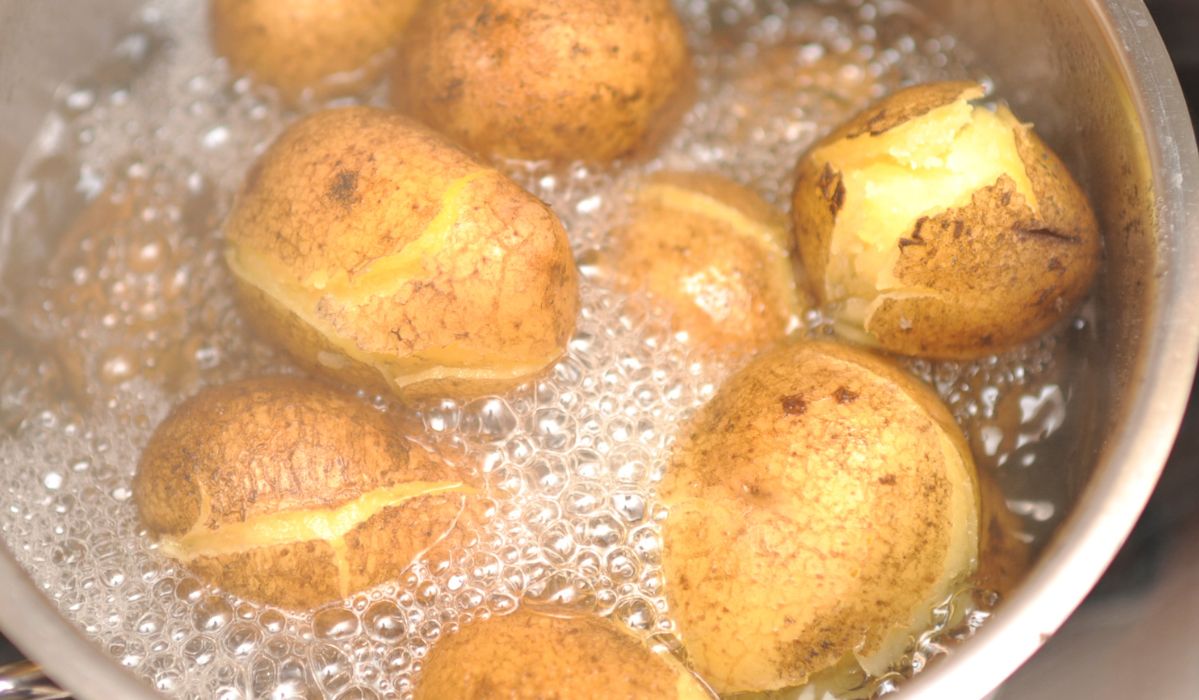 Prosty trik na obieranie ziemniaków - Pyszności; foto: Canva