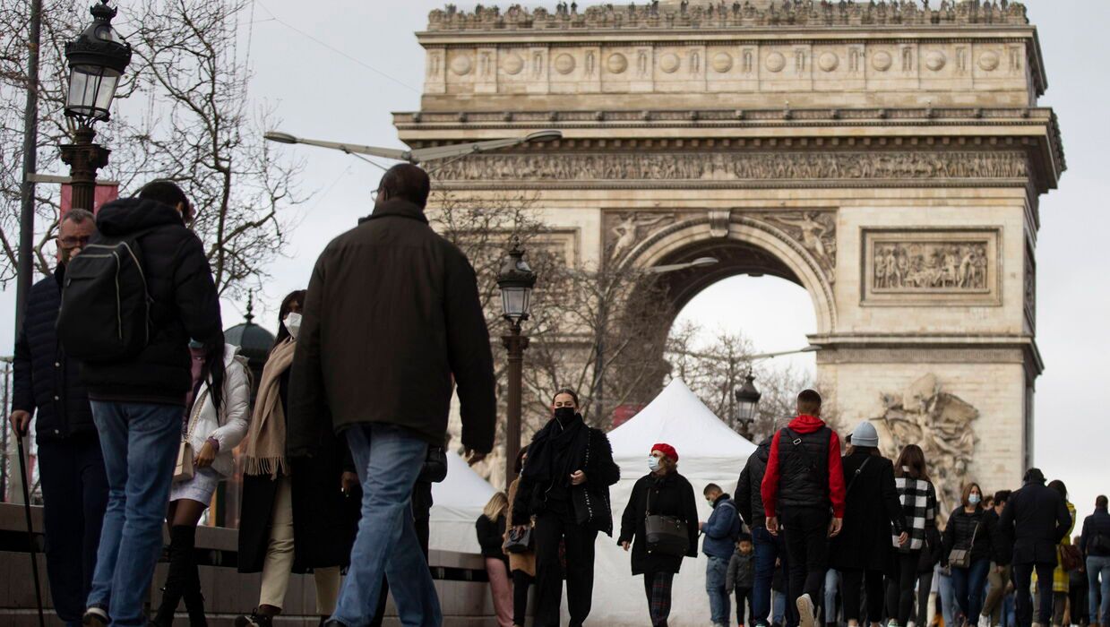 Francja zniesie testy na koronawirusa dla zaszczepionych podróżnych.