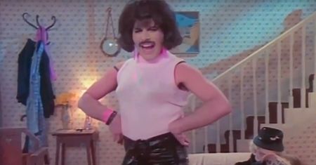 Rapsodia mongolska?! Szkic tekstów Freddiego Mercury’ego do przeboju Queen ujawniony jako osobista kolekcja zaprezentowana w Nowym Jorku